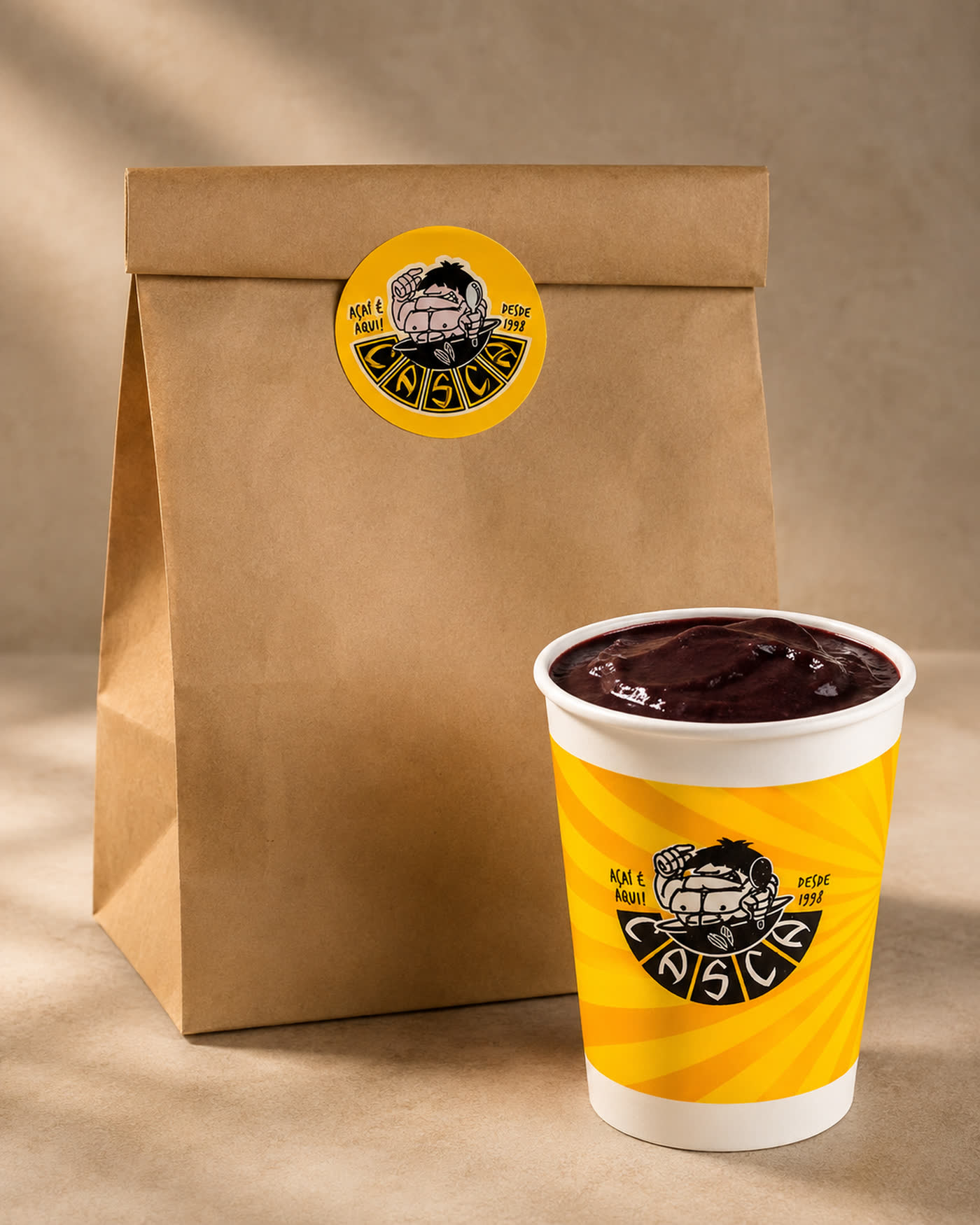 Sacola de delivery e copo oficial do Casca Açaí prontos para retirada.