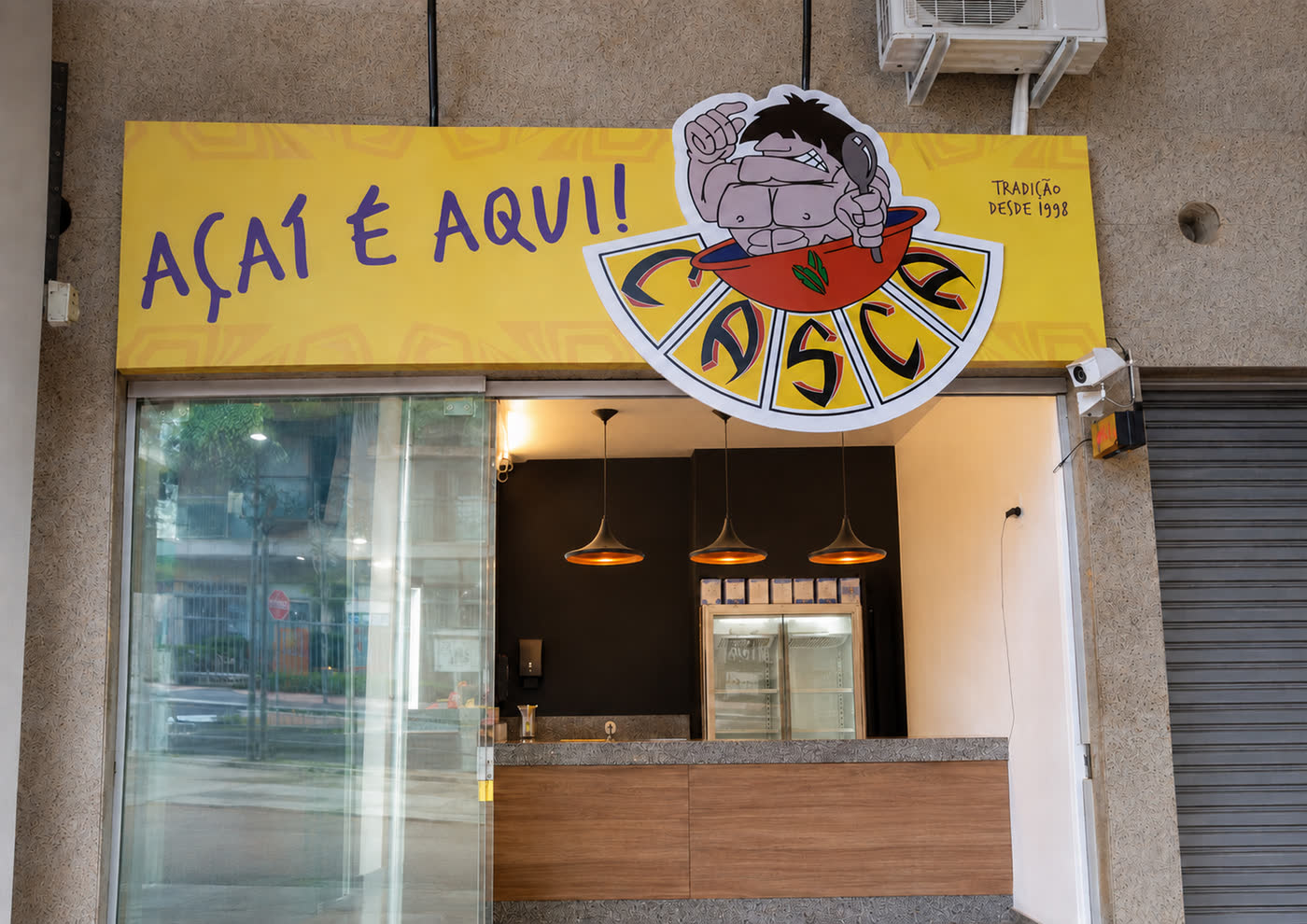 Fachada da unidade do Casca Açaí no Sudoeste durante o dia.