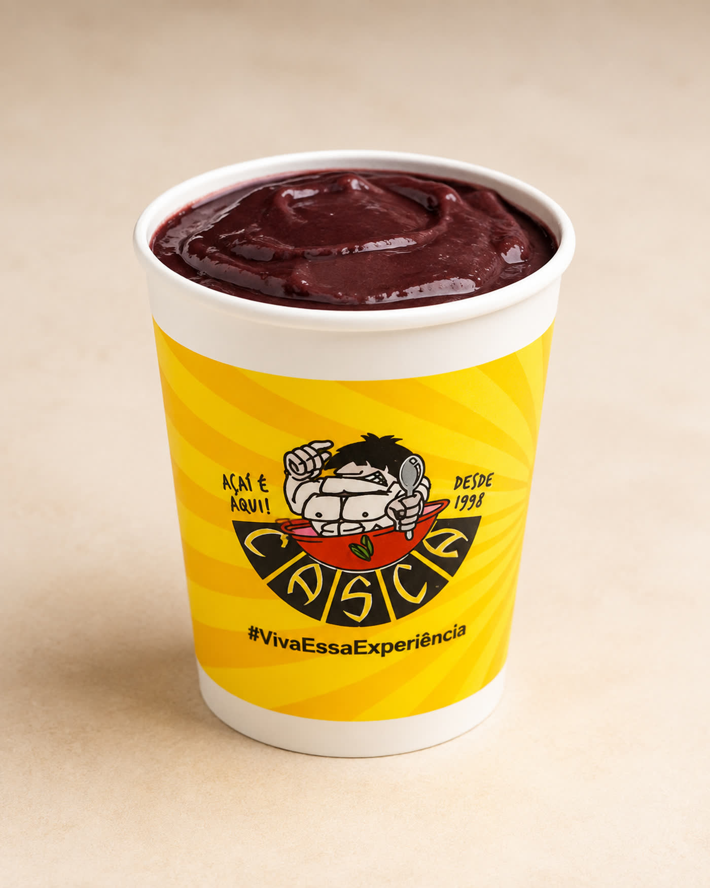 Copo oficial do Casca Açaí cheio de açaí original, com a logo legível.