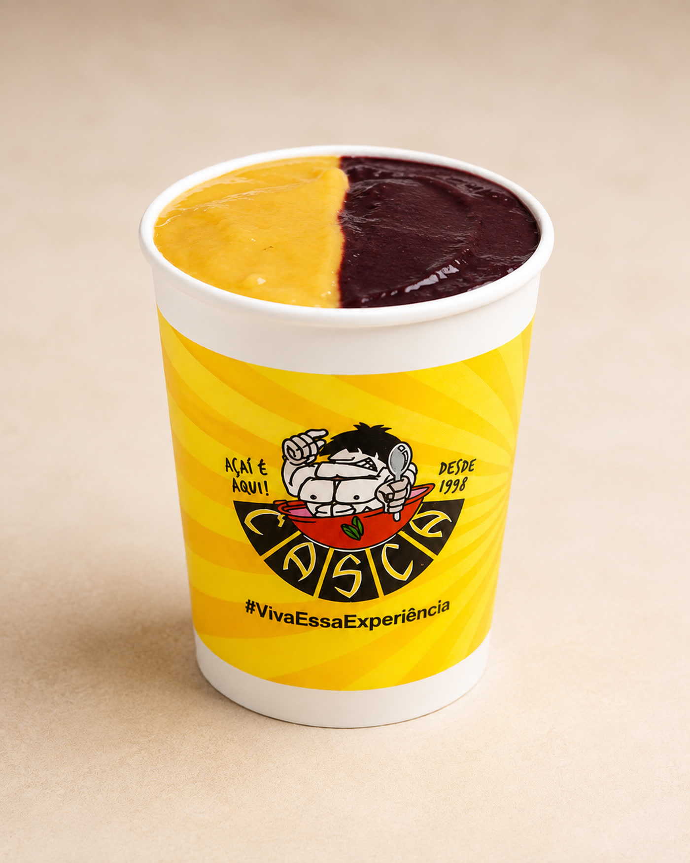 Copo oficial do Casca Açaí com açaí e creme de maracujá.