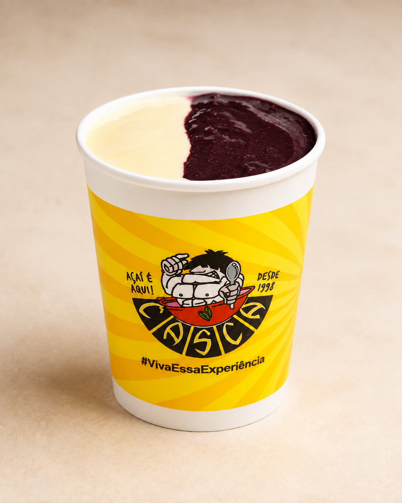 Copo oficial do Casca Açaí com açaí e creme Ninho lado a lado.